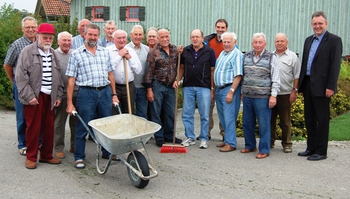 Seniorenarbeitskreis Ebersbach mit Bürgermeister Leveringhaus (rechts)  | Foto: Antonio Multari